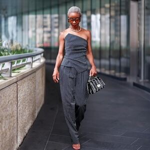 Elegant Black Striped Strapless TOP